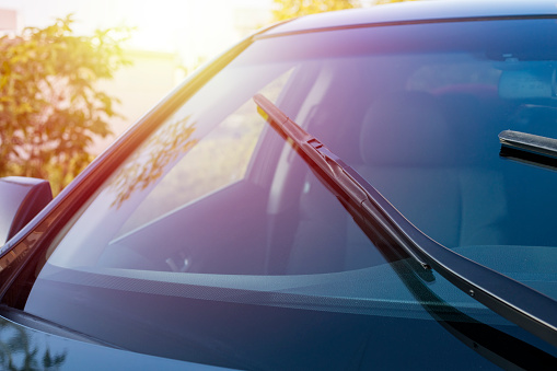 Autofenster mit schwamm reinigen und wasserflecken entfernen