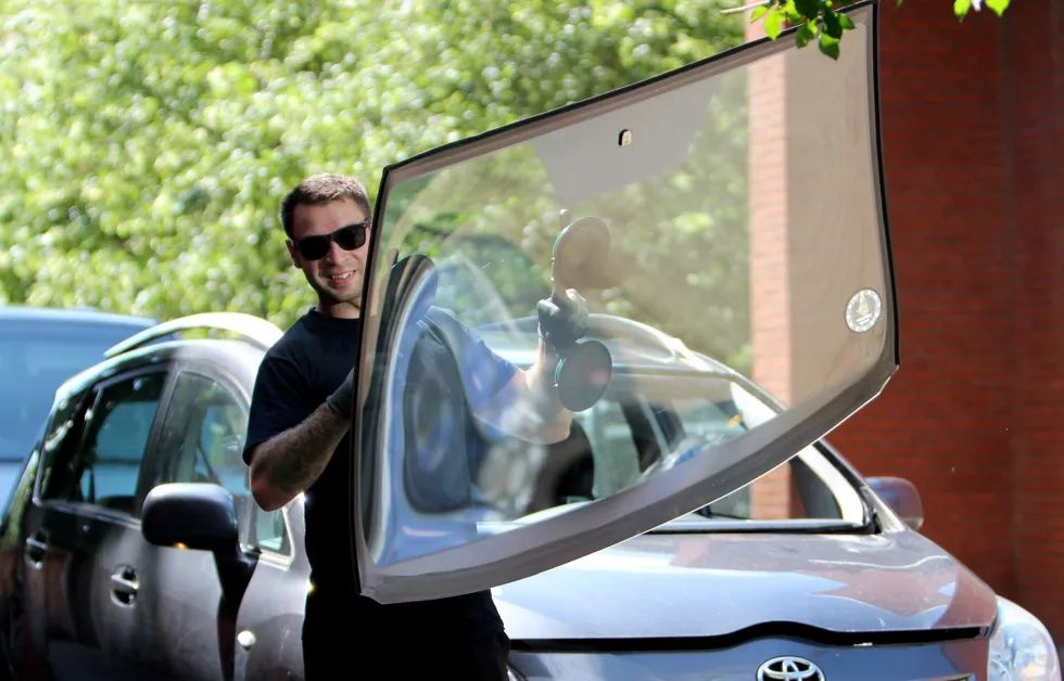 Wie eine Windschutzscheibe ausgetauscht wird